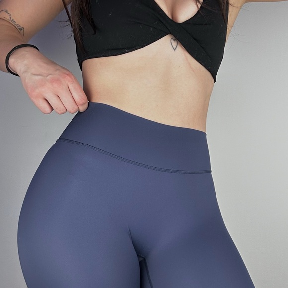 Blue Leggings with Seamless Waistband no front seam - Picture 3 of 3